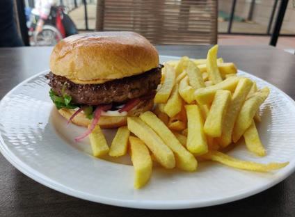 Koppargrillens BBQburgare med pommes frites