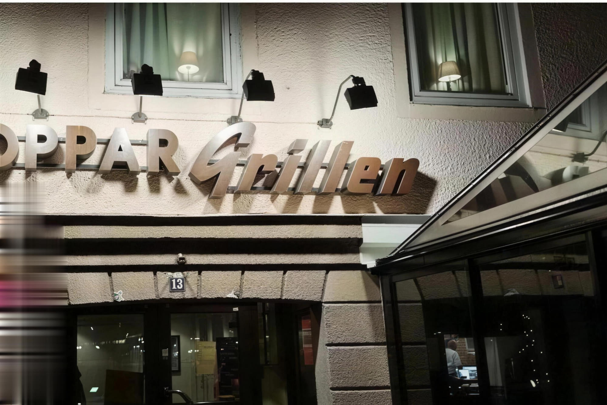 Koppargrillens fasad på Hamngatan en kväll i Vänersborg