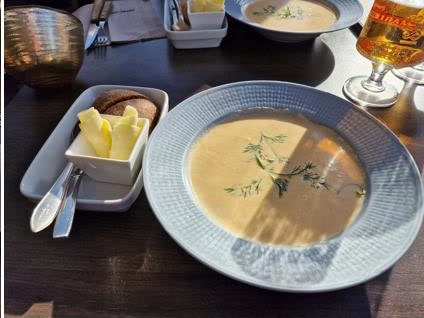 Hummersoppa med räkor, bröd och smör