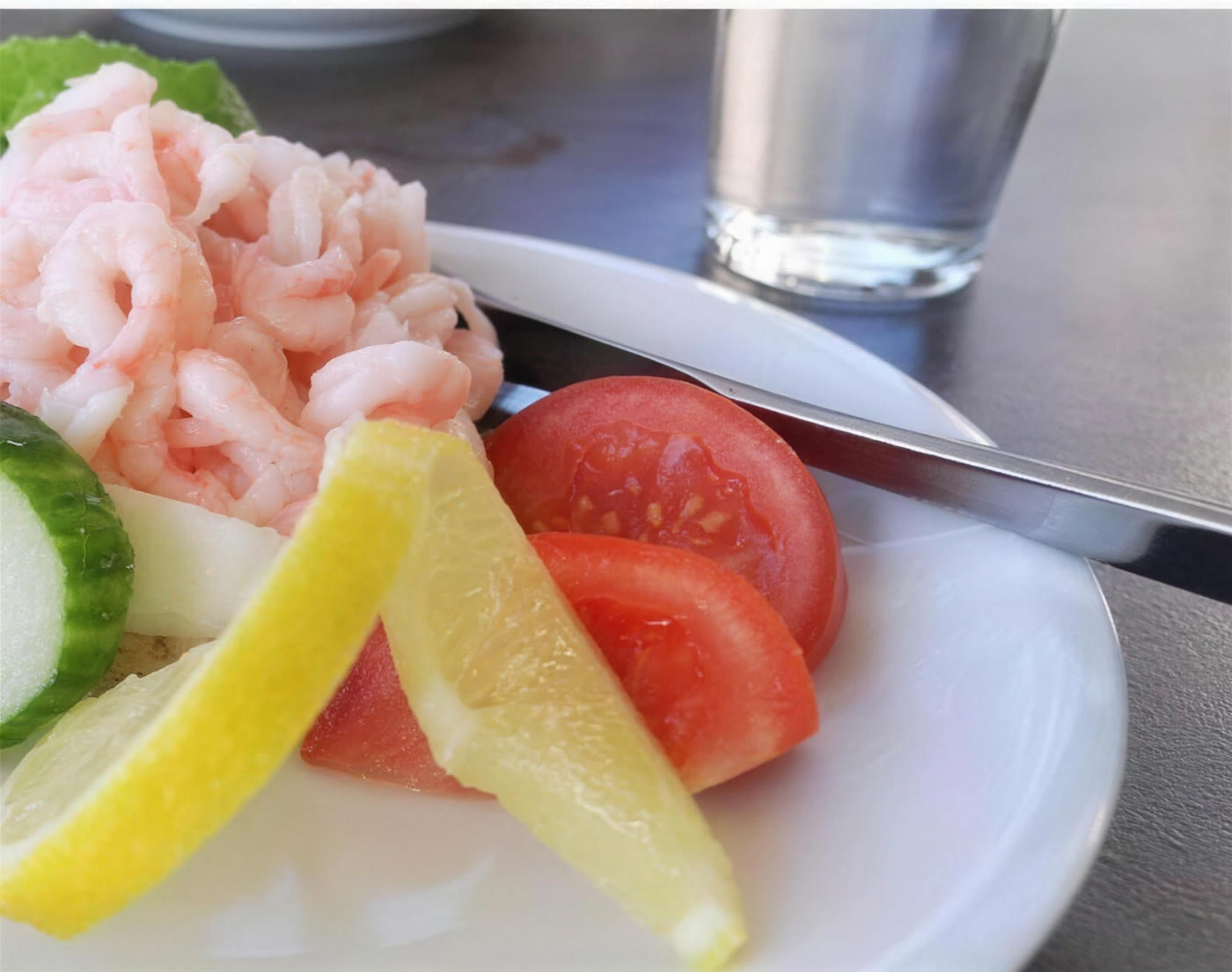 Räkcanapé med handskalade räkor, citron och tomat