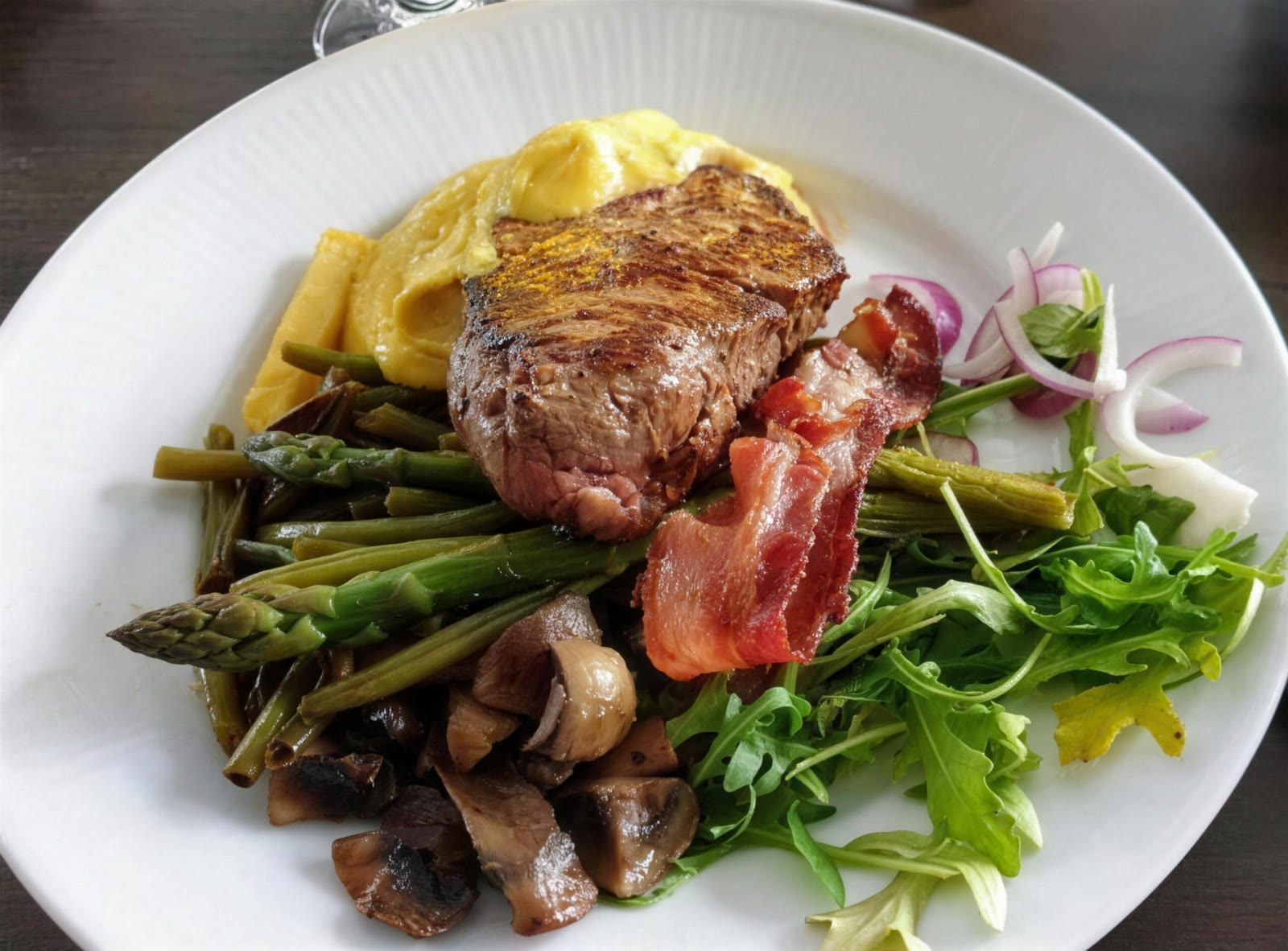 Biffstek Bearnaise med sparris och bacon