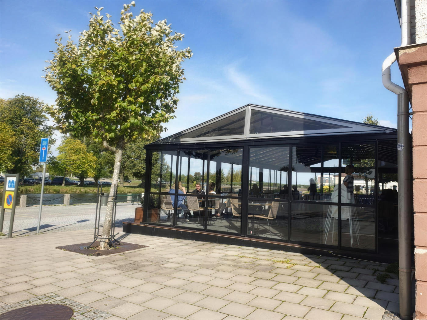 Koppargrillens glasveranda vid kanalen i Vänersborg
